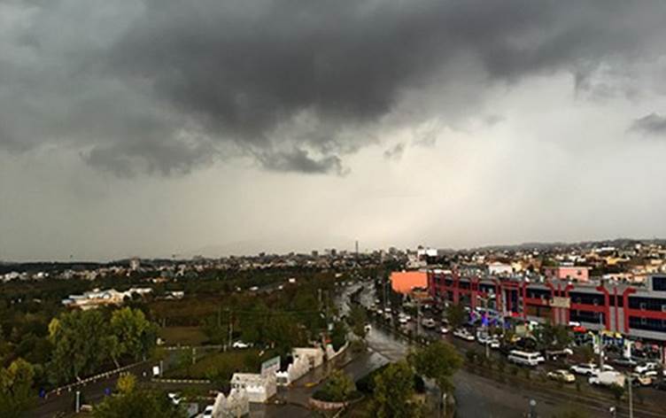 کەشناسى: باران و تەرزە دەبارێت