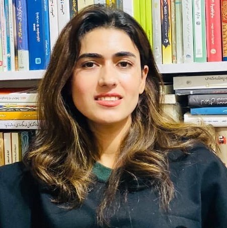 شادی حەسەن: بەشیوەی ئۆنلاین و ڕاستەوخۆش کتێب دەفرۆشم