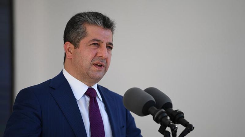 مەسرور بارزانى قوتابییە یەکەمەکانى (12)ى ئامادەیى خەڵاتکرد