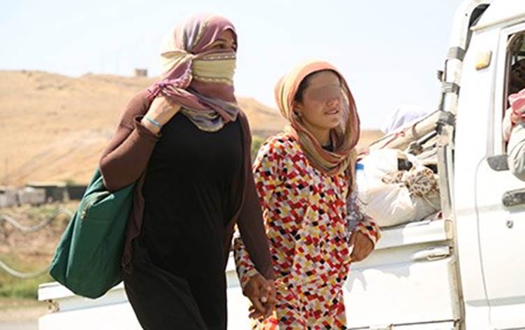 کچێکی ئێزدی منداڵە داعشەکەی جێدەهێڵێت و دەگەڕێتەوە