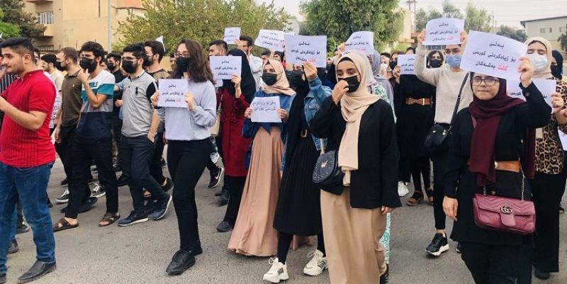خۆپیشاندەران کۆمەڵێک دەزگای حزبی و حکومییان سوتاند
